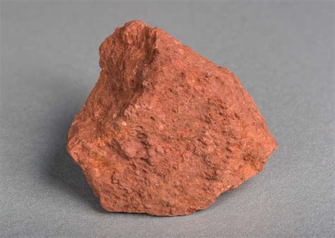 Bauxite: Un Materiale Essenziale per la Produzione di Alluminio ad Alta Purezza!